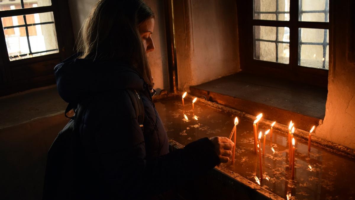 o mama care si a exploatat sexual fiica a fost trimisa de instanta la manastire din prahova cum s a