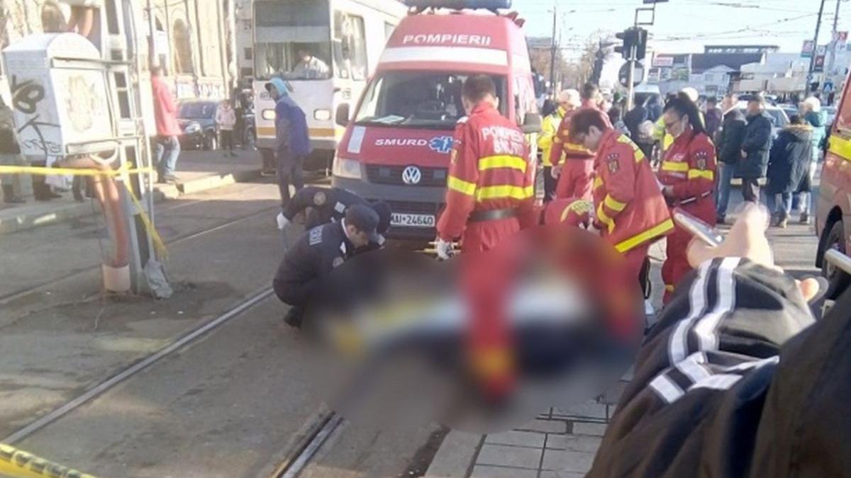 un pieton a fost lovit de tramvai in bucuresti barbatul a fost scos cu greu de sub garnitura