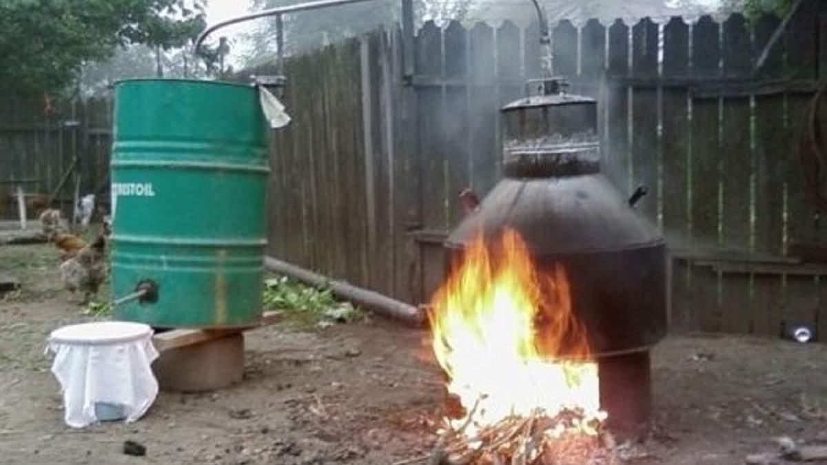 aradeanul s a apucat sa faca de zor tuica la cazan vecinul lui a vazut totul si i a venit in minte