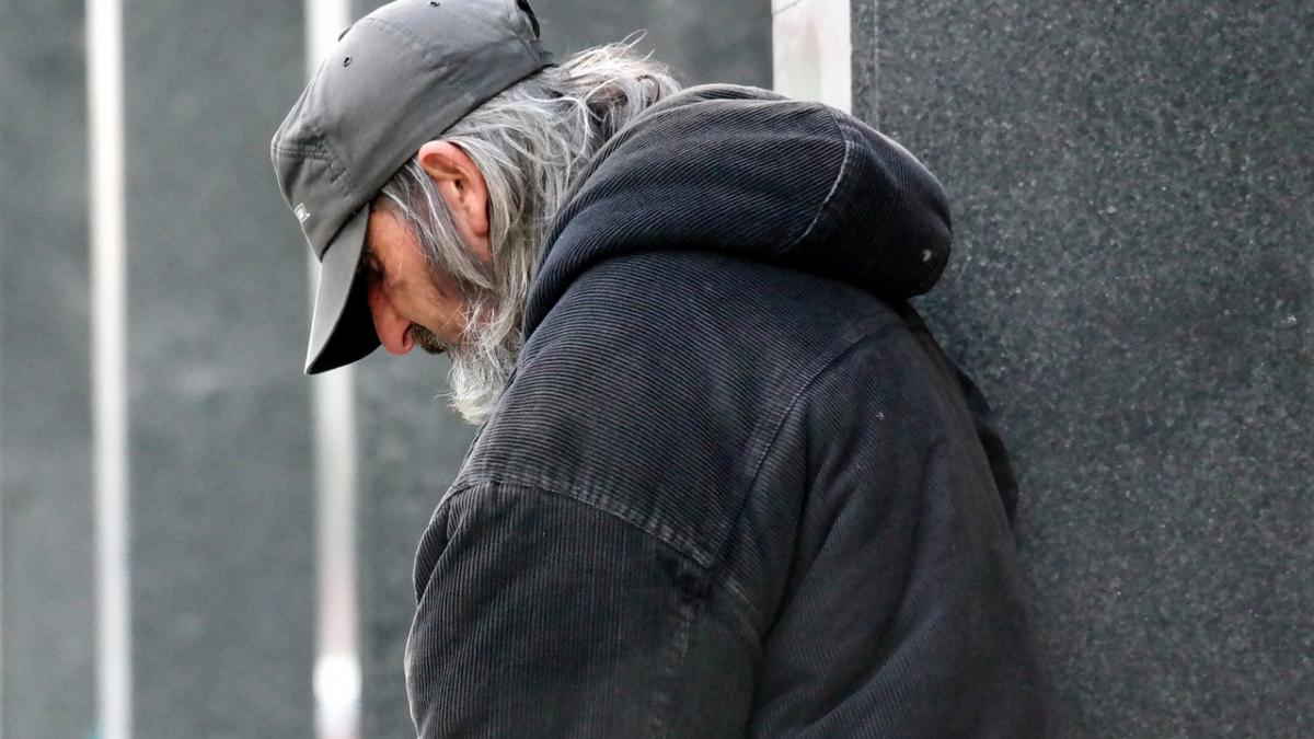 barbatul fara adapost venea mereu la spitalul din iasi desi trebuia operat de urgenta el refuza de