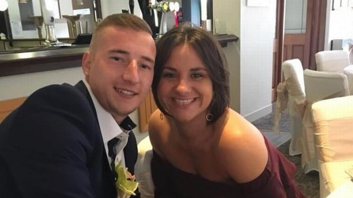 iubita lui a fost gasita spanzurata in casa sase zile mai tarziu adam s a aruncat in fata trenului