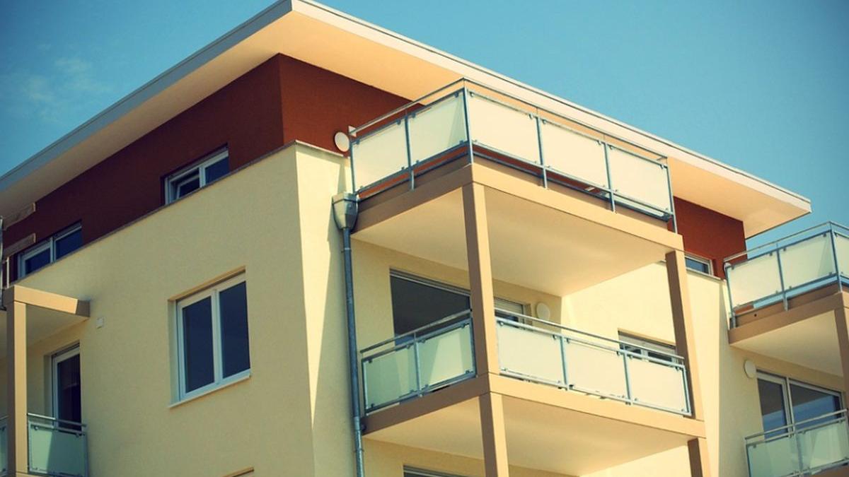 un tanar de 25 de ani din suceava s a dus la culcare si s a trezit cazand de la balcon