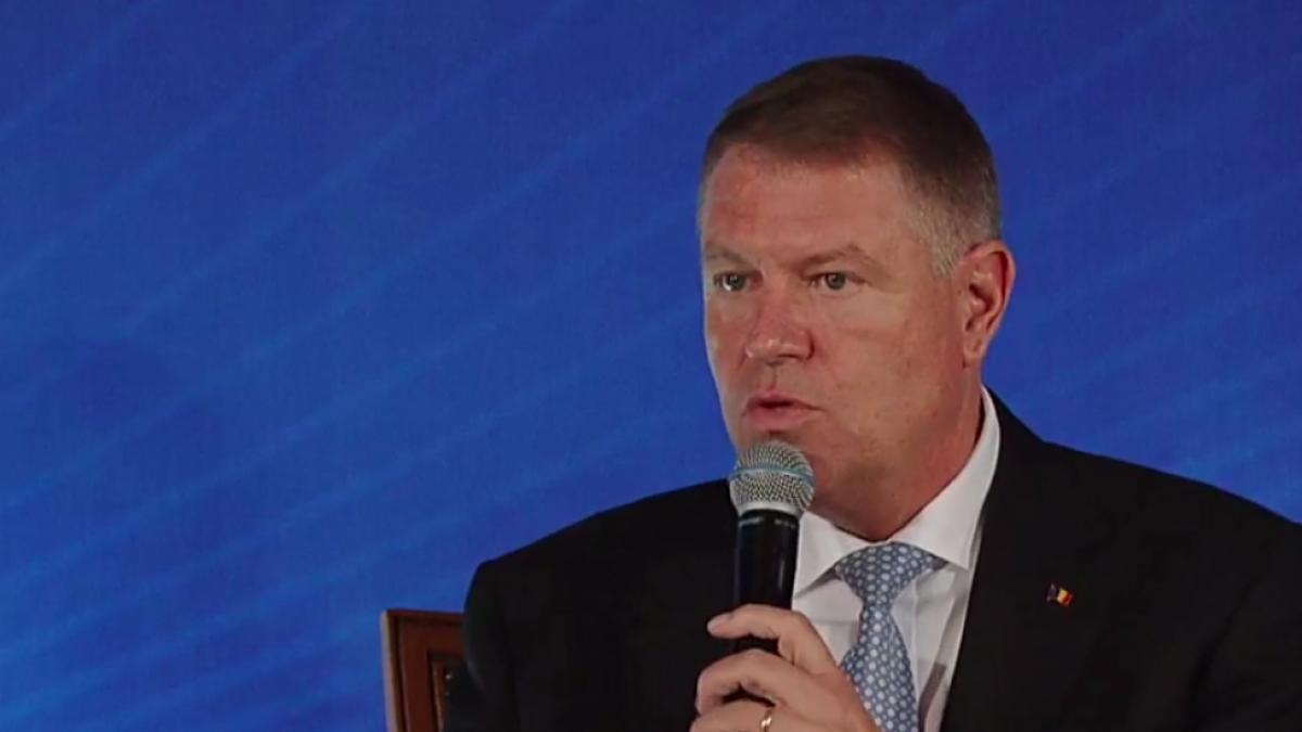 iohannis a fost asteptat de protestatari la incheierea dezbaterii ce scria pe pancarte