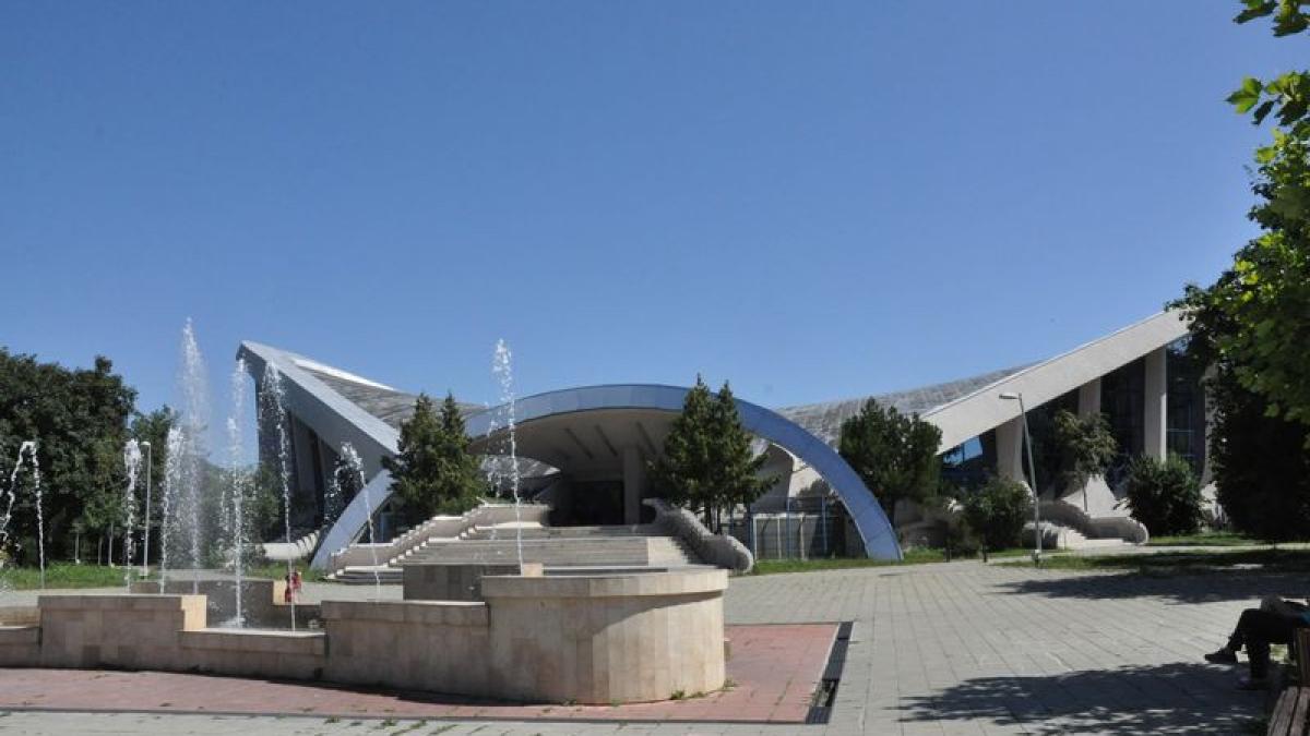 se plimba pe o alee din bacau cand a inceput brusc sa tipe se speriase de moarte pentru ca era