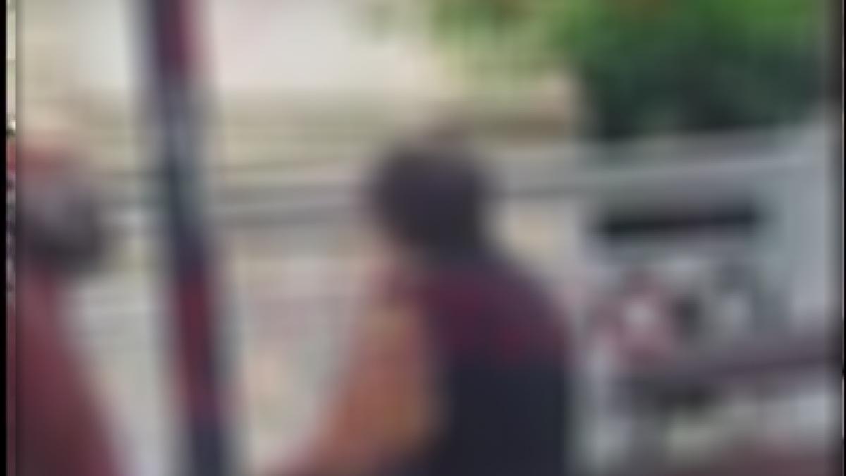 se plimba printr un parc din vaslui cand a zarit doua femei facand ceva scandalos oare nu le e