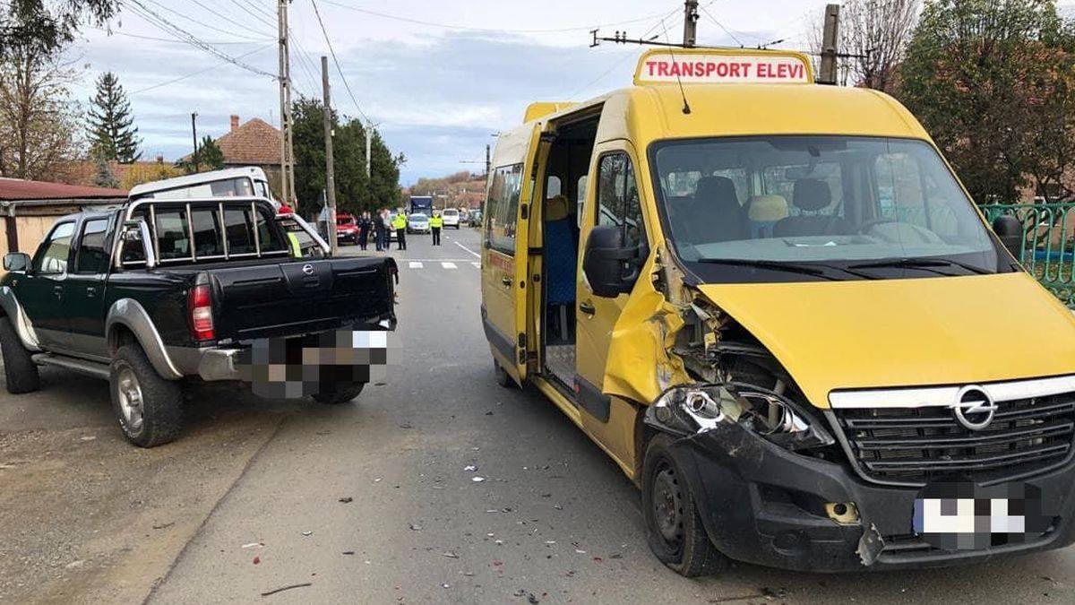 clipe de cosmar pentru 12 elevi microbuzul scolar in care se aflau implicat intr un accident