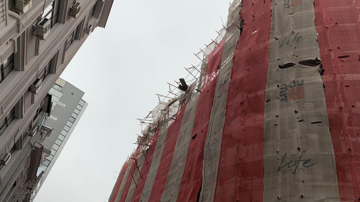 schela desprinsa de vantul puternic de pe fatada unui bloc din capitala doua masini au fost avariate