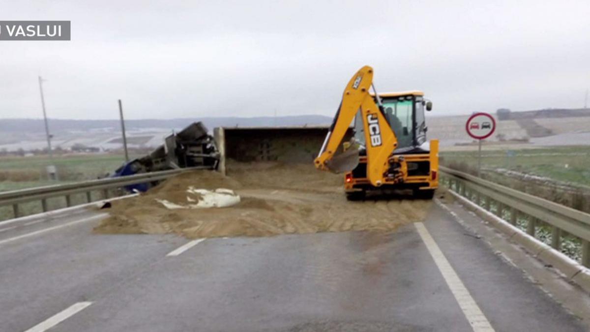 accident teribil camion rasturnat din cauza poleiului