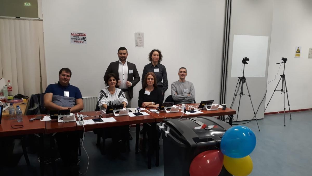 alegeri prezidentiale 2019 tomberoane decorate cu baloane in culorile tricolorului in sectiile de