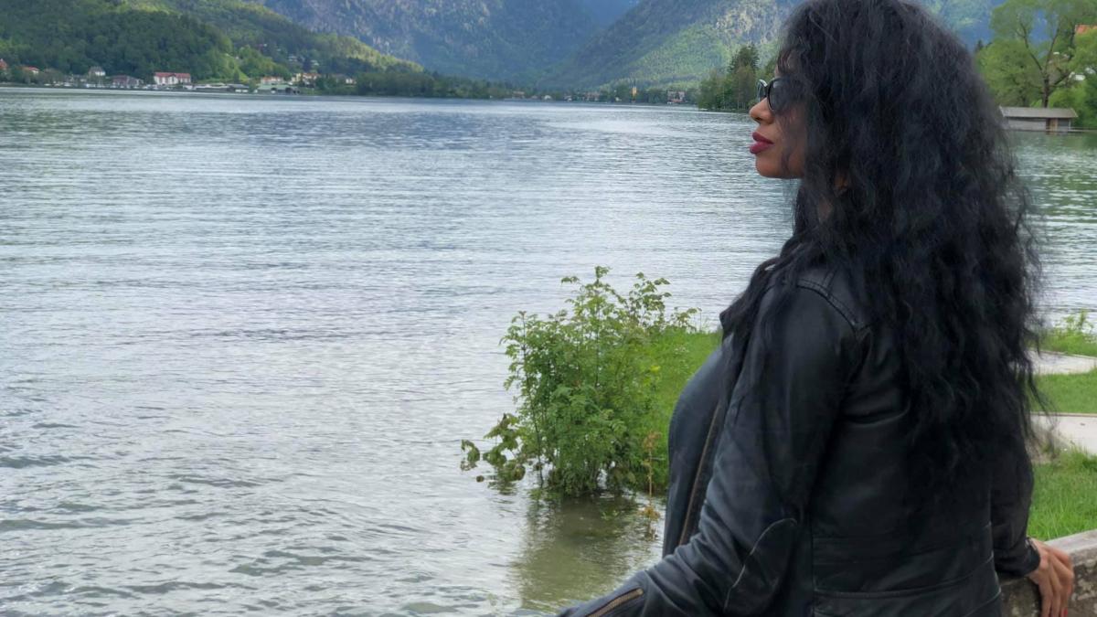 fiica unei vedete din romania lovita crunt la scoala a fost impinsa si a cazut cu gura de gresie