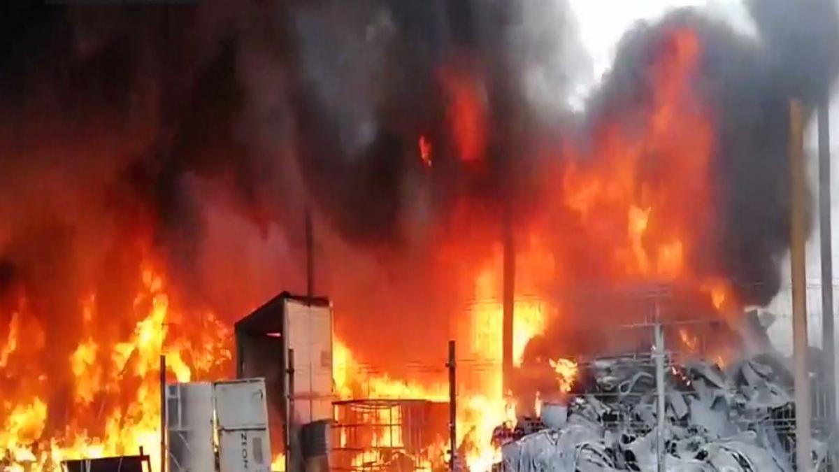 incendiu puternic la un depozit de cauciucuri populatia avertizata prin ro alert