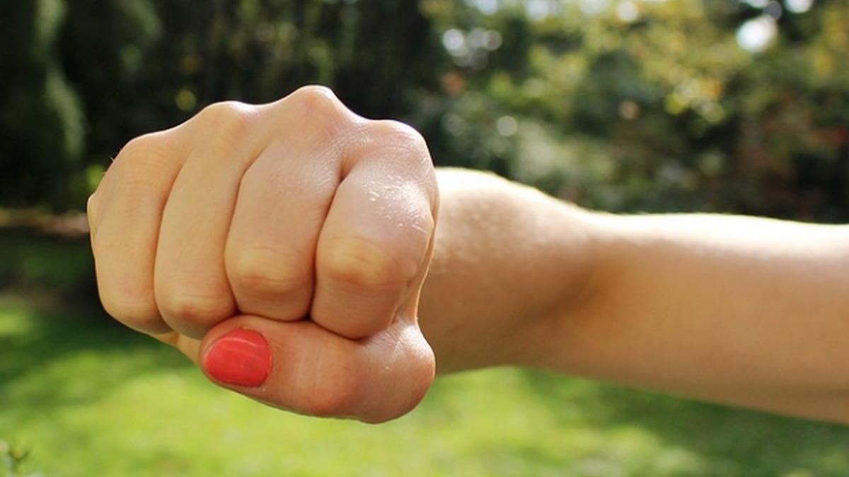 incident incredibil barbat batut de o alegatoare intr o sectie de votare din iasi