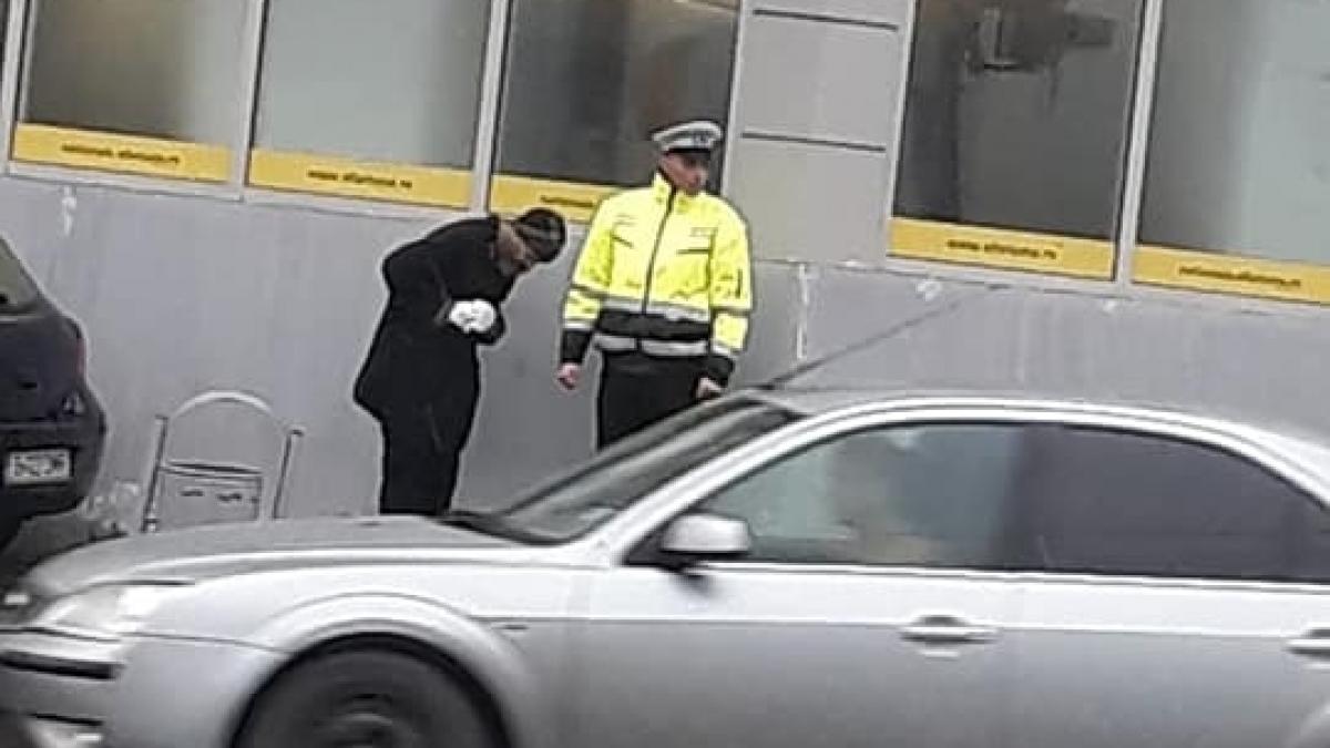 un politist din bacau s a apropiat de un om al strazii si a inceput sa vorbeasca cu el in cateva