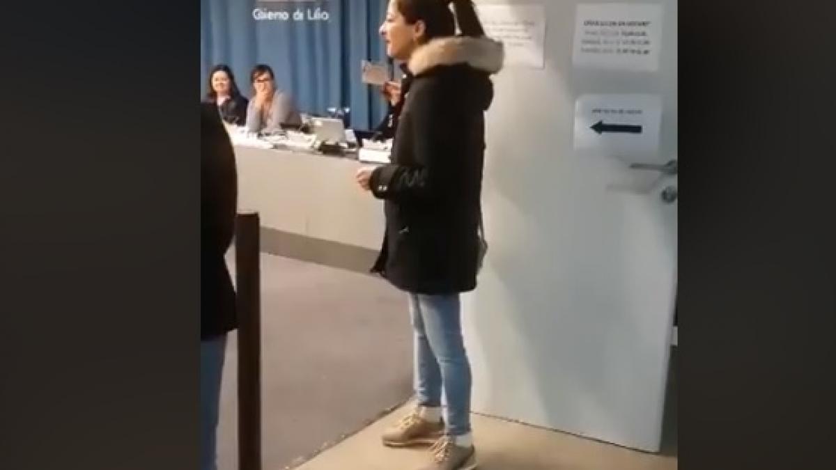 video o romanca din spania a inceput sa cante cand a ajuns la sectia de votare cantecul ei a