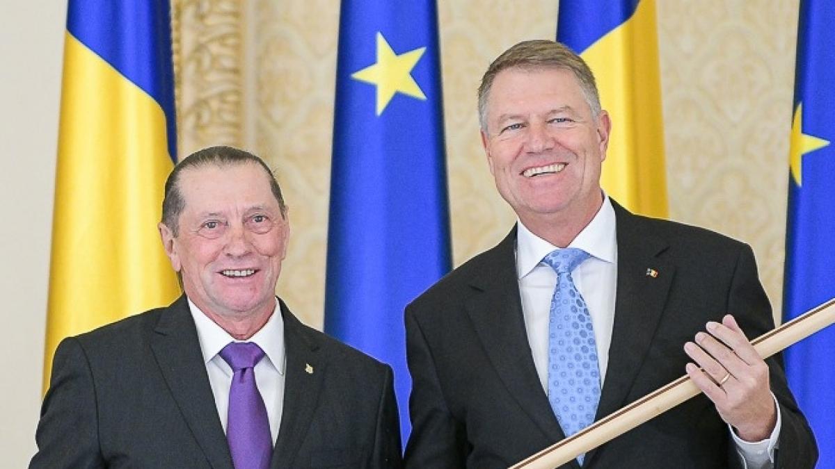 klaus iohannis imaginea zilei pe facebook cum s a fotografiat presedintele la ceremonia dedicata