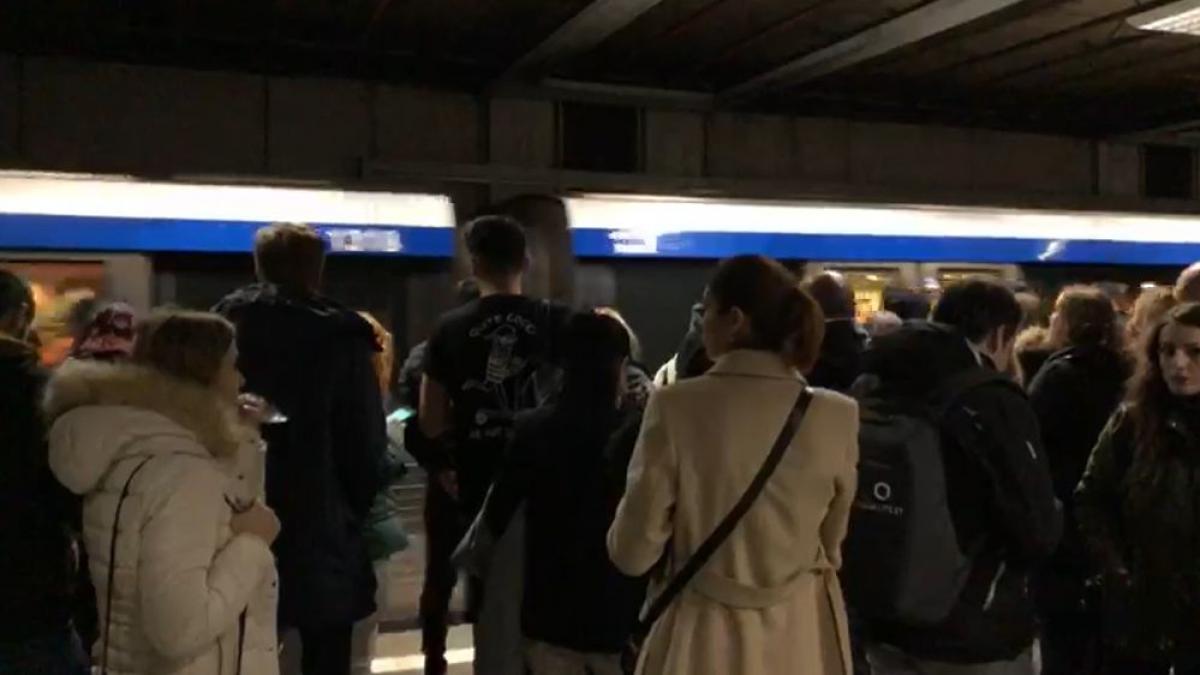 noi probleme la metrou calatorii au fost nevoiti sa astepte minute in sir din motive tehnice