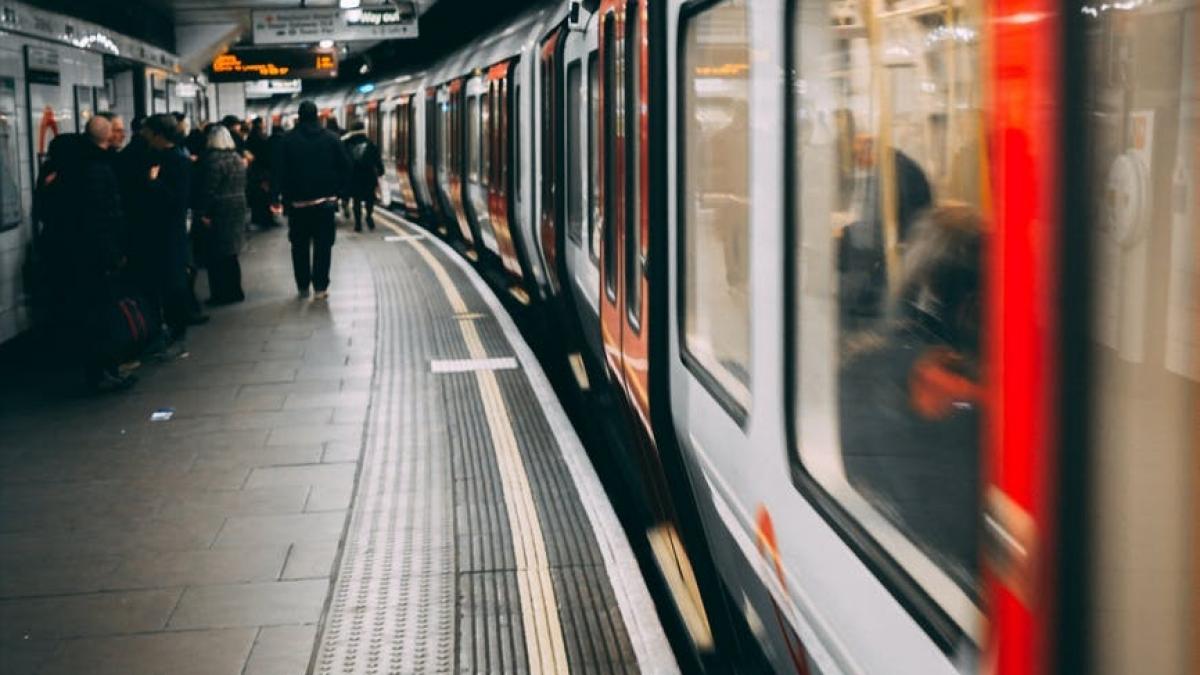 scene violente surprinse intr un tren un pasager si controlorul s au batut cu pumnii si picioarele