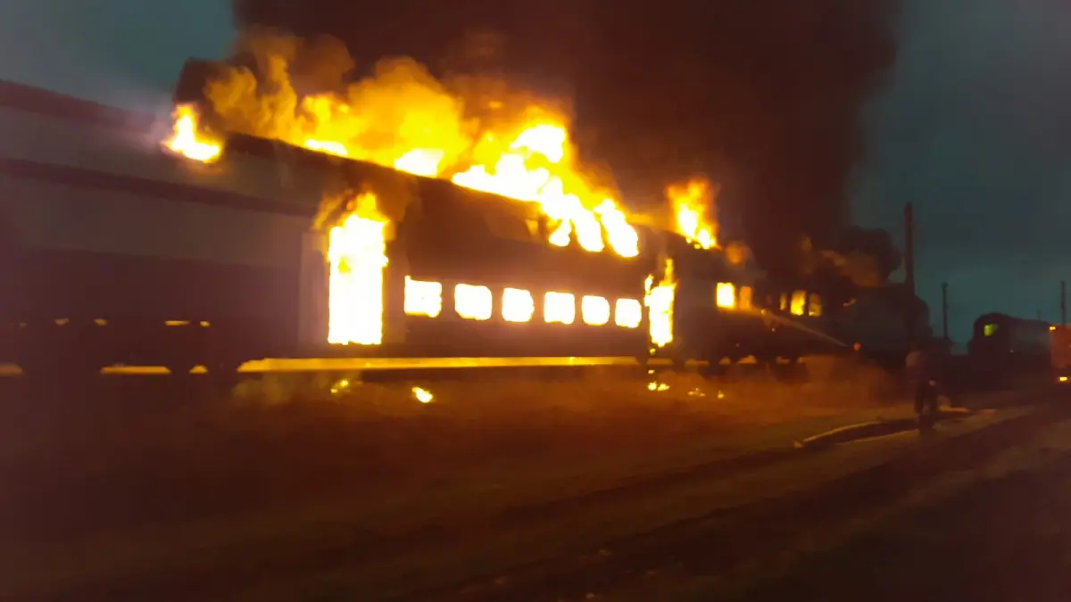 tren oprit in gara cuprins de flacari zeci de calatori s au autoevacuat o persoana a avut nevoie de
