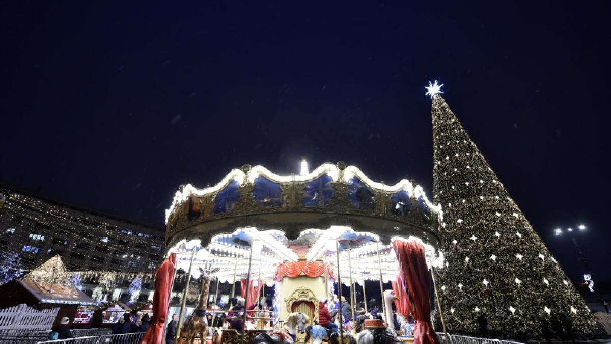 video s au aprins luminitele de craciun de pe marile bulevarde din bucuresti