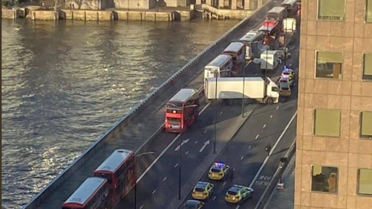 atac armat in centrul londrei doua persoane si au pierdut viata atacatorul a fost impuscat mortal