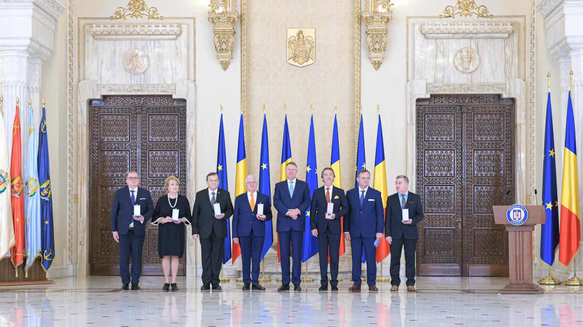 prof dr ovidiu bajenaru decorat la cotroceni de presedintele iohannis