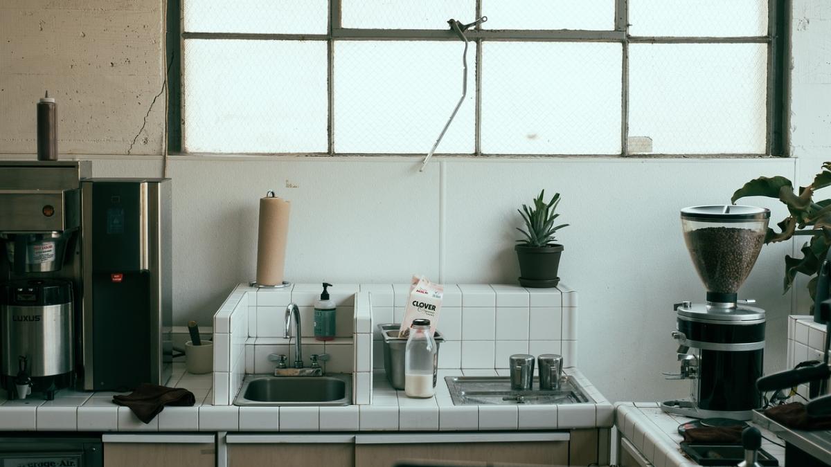 femeia nu mai fusese vazuta de ceva timp asa ca politistii s au dus sa vada ce s a intamplat au