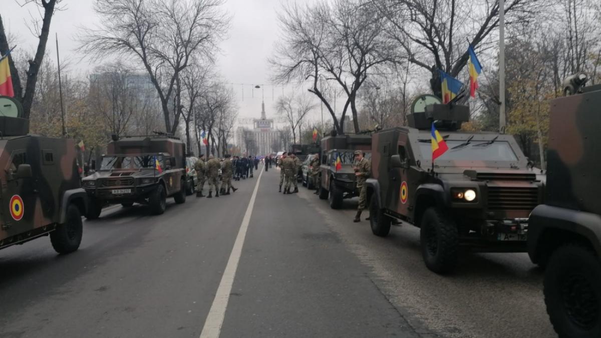 momente de tensiune la arcul de triumf o fetita care asista la parada militara s a pierdut de