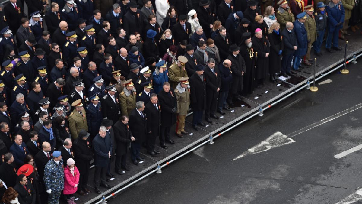 personaj controversat surprins printre spectatori la parada militara oamenii au scos imediat
