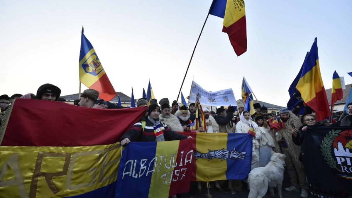 ziua romaniei mesaje unioniste scandate de sute de participanti la marsul unirii la alba iulia