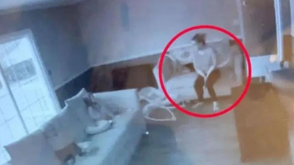 a zarit pe imagini silueta unei femei langa bebelusul ei si a fugit intr un suflet in camera