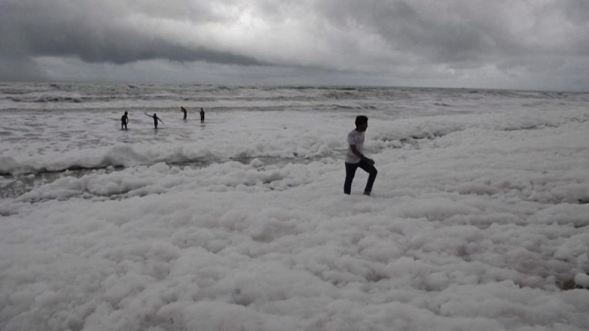 imagini socante filmate pe litoral o spuma densa si toxica a acoperit plaja iar zeci de copii