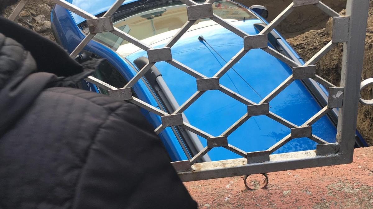 profesoara din bacau venise linistita la cursuri si a parcat masina in curtea liceului si a plecat