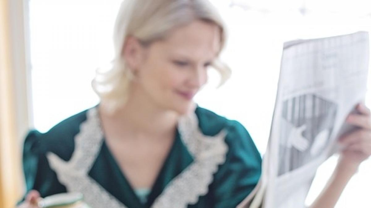 femeia citea ziarul cand a vazut o fotografie la o recenzie pentru un restaurant a crezut ca