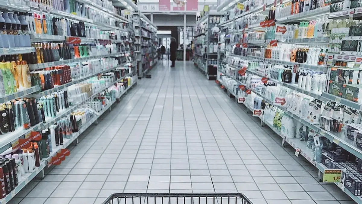 jaf ca n filme la un hipermarket din botosani hotul a fugit cu produse in valoare de aproape 70 000