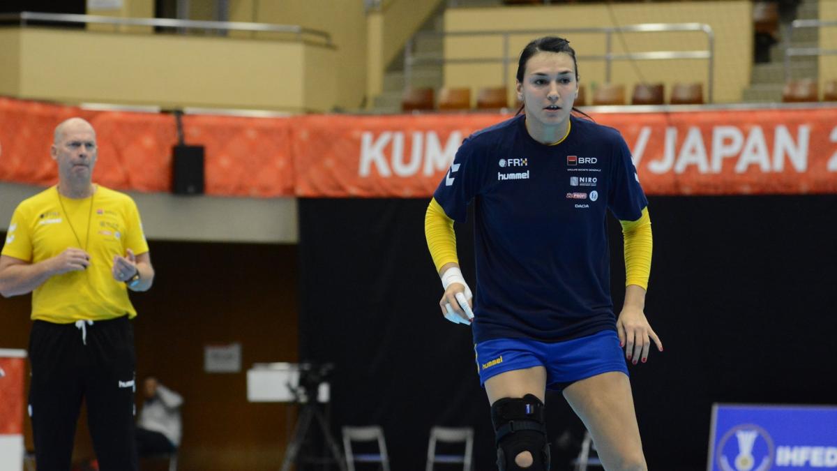 neagu a primit trofeul pentru cea mai buna handbalista a lumii kumamoto la picioarele cristinei