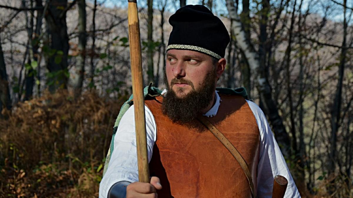 sinucidere invaluita in mister ce spun apropiatii lui rares demian romanul care s a spanzurat cu un