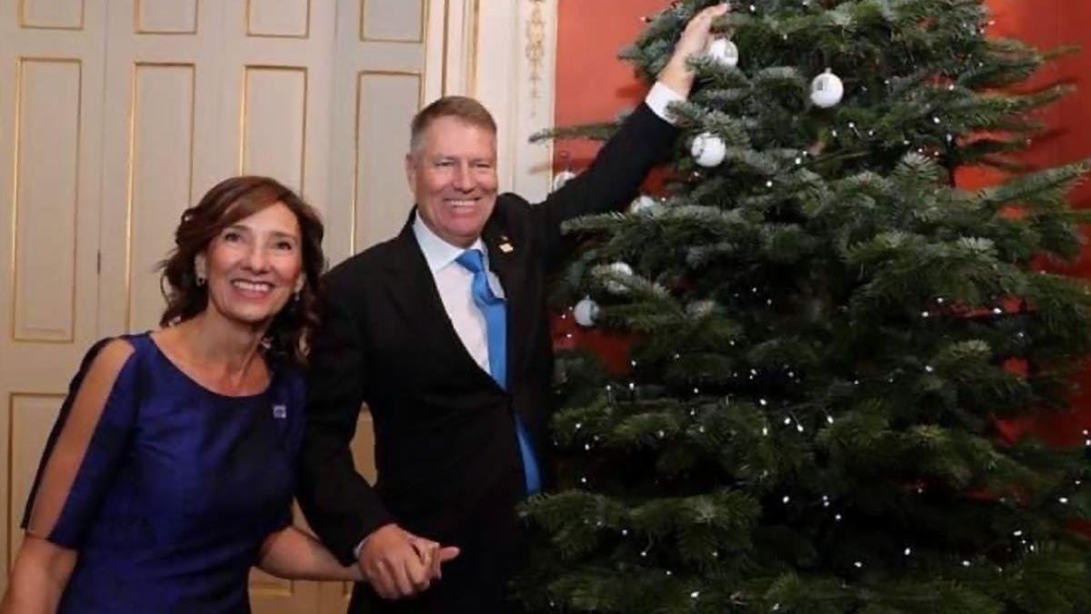 carmen si klaus iohannis s au pozat cu bradul de craciun de la palatul buckingham