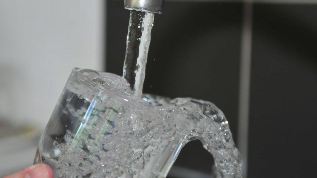 ce ti se intampla in corp daca bei apa noaptea