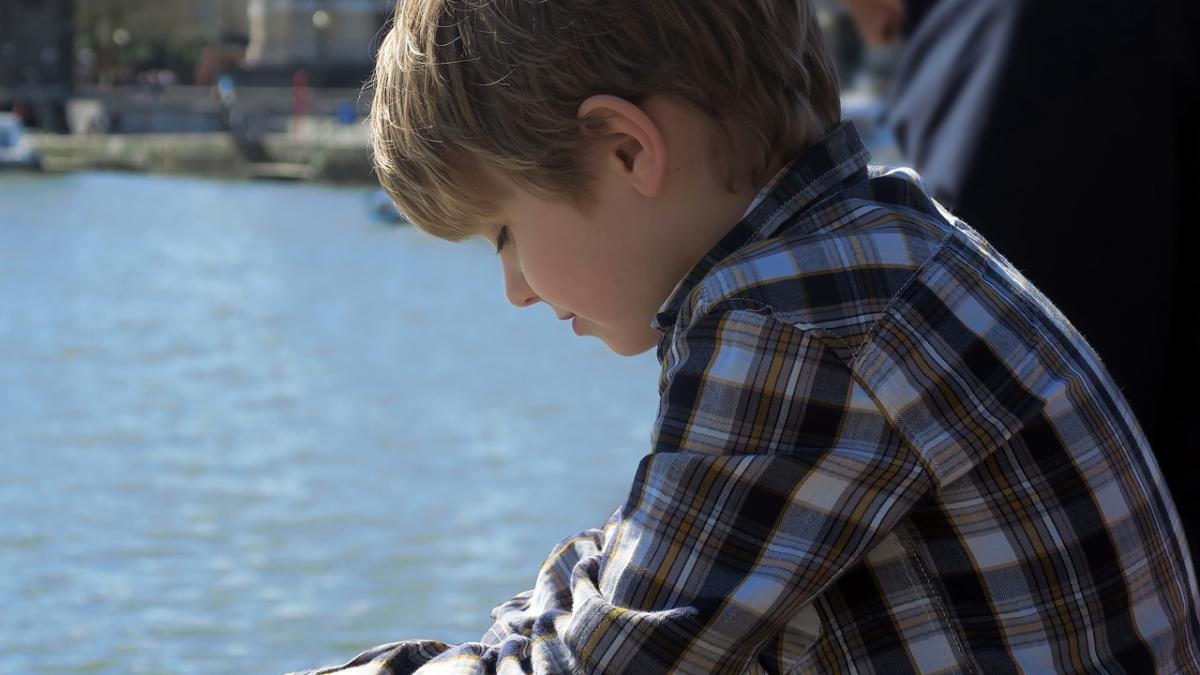 sfarsit cumplit pentru un copil de noua ani din sibiu baiatul a cazut intr o fosa septica nu a mai