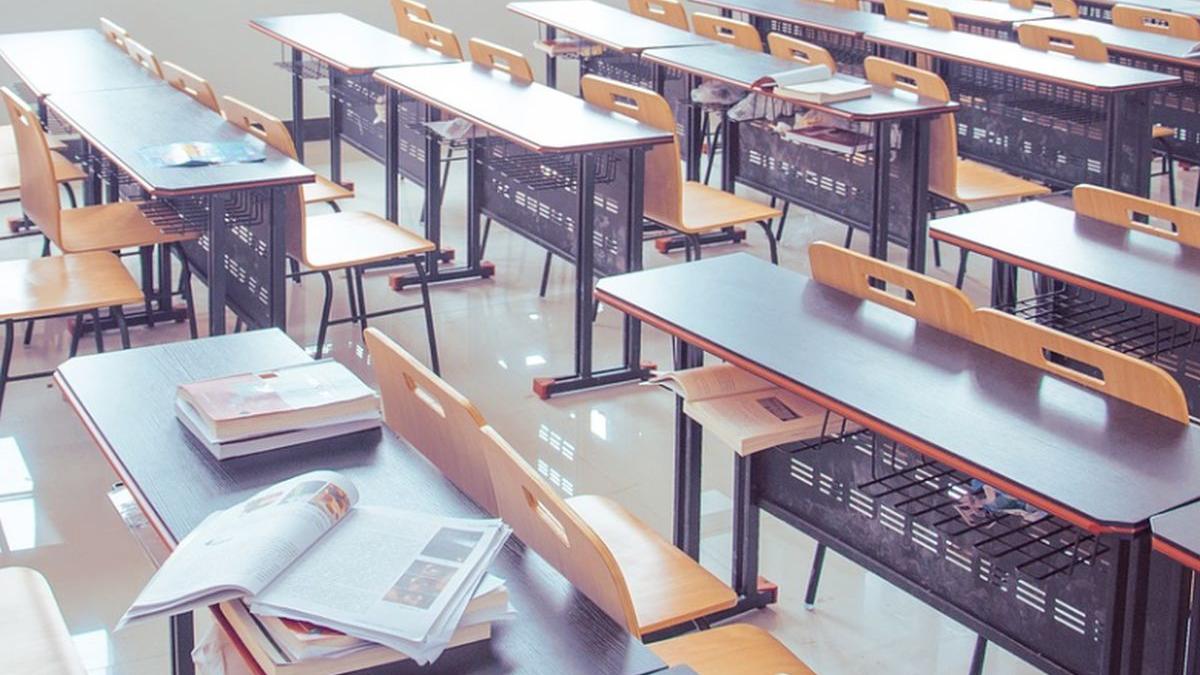 incident revoltator la o scoala din suceava elev de clasa a saptea agresat fizic de mama unui coleg