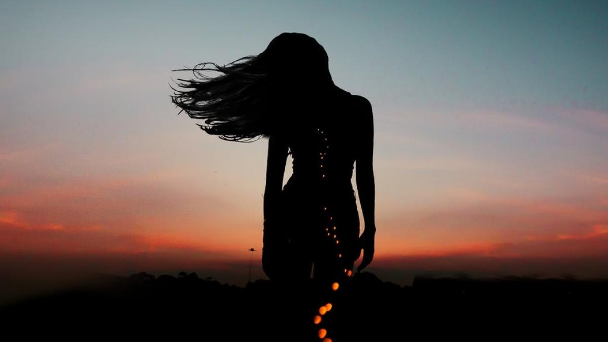 o tanara violata a fost ucisa in timp ce se indrepta spre tribunal i au dat foc si au lasat o sa