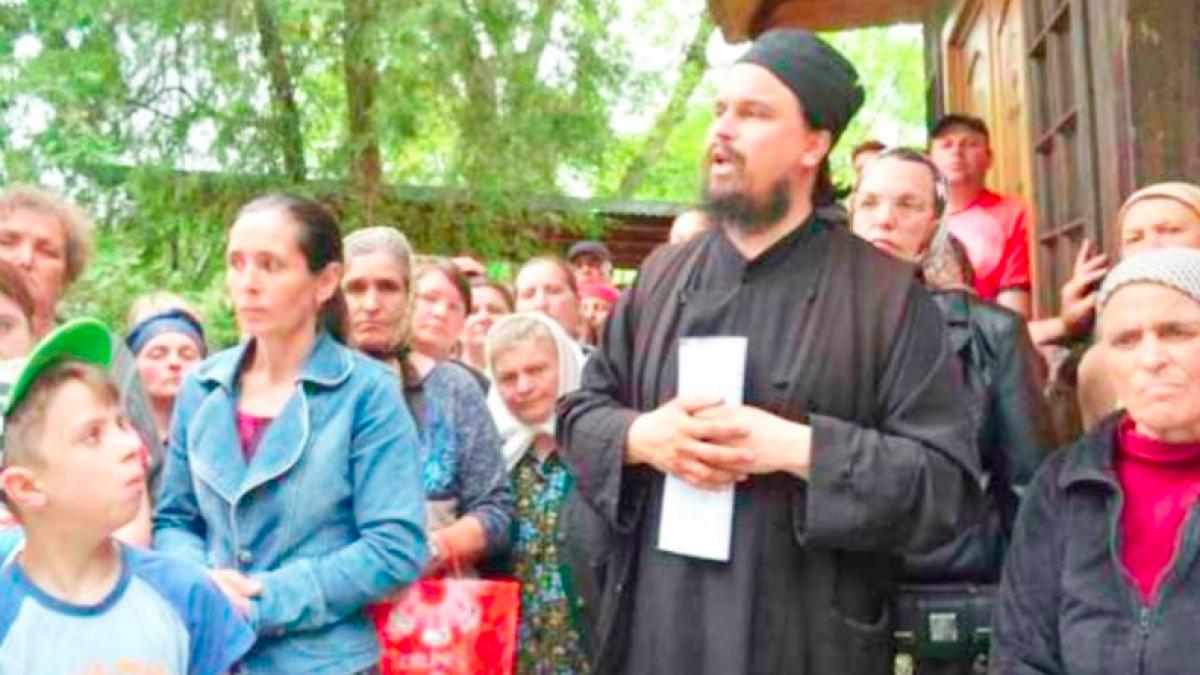 ioan era preot la o biserica din iasi dar aproape nimeni nu si a inchipuit ce facea parintele in