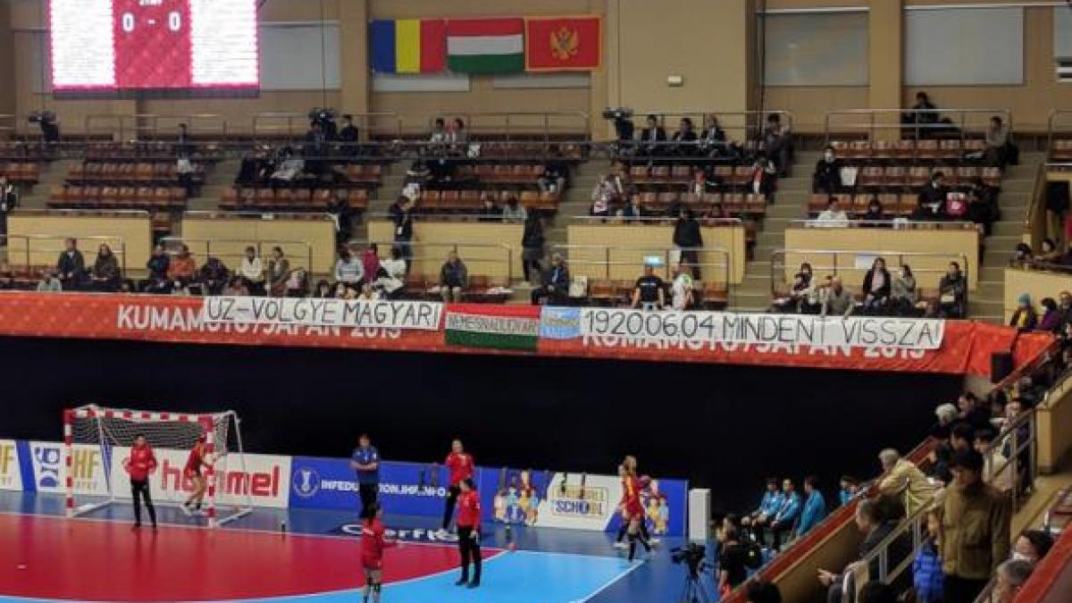 suporterii maghiari au afisat un banner controversat la meciul cu romania dar organizatorii l au