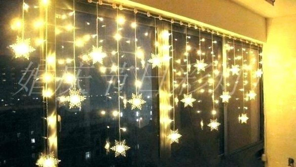 batran ucis de instalatia electrica de craciun pe care o montase la fereastra