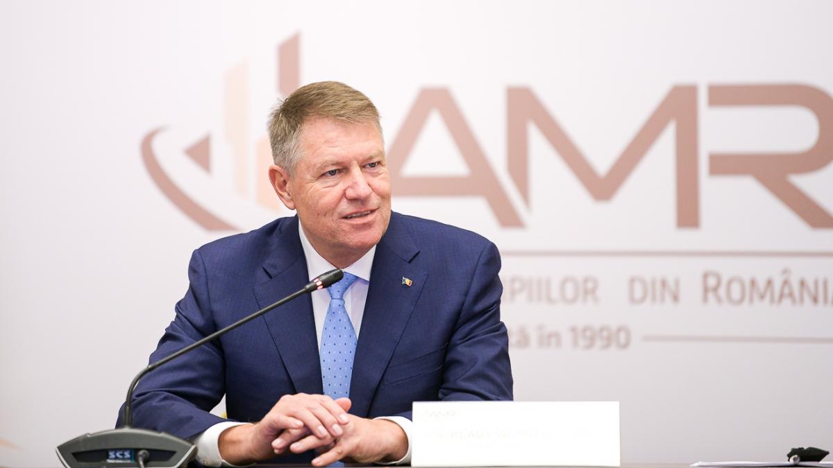 iohannis ii retrage decoratia lui adrian nastase
