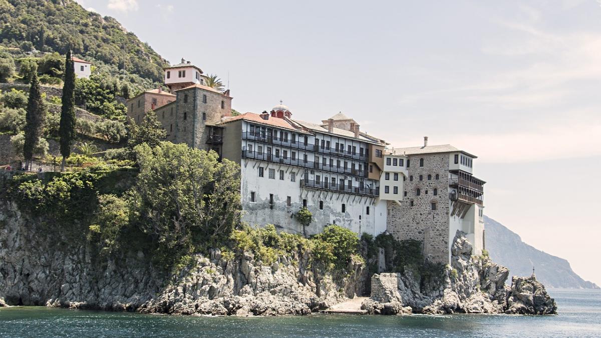 tragedie la muntele athos un tanar teolog roman a fost gasit mort cu icoana maicii domnului in mana