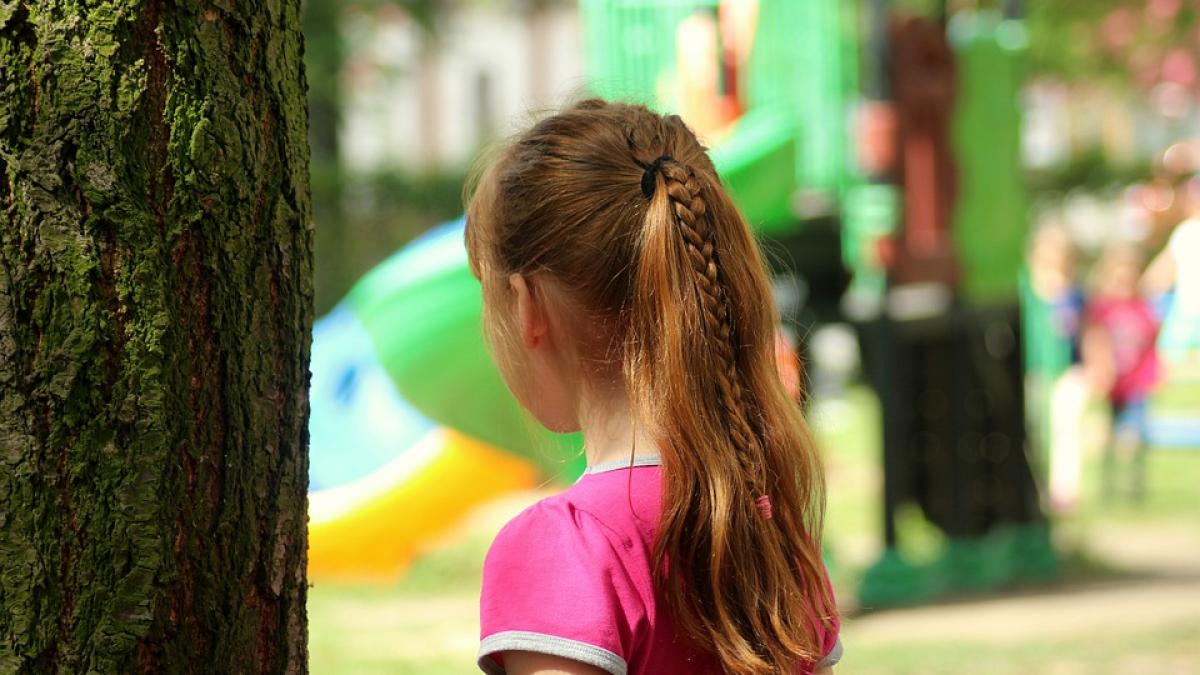 fata de 13 ani batuta de tatal sau gasita inconstienta la marginea unei paduri