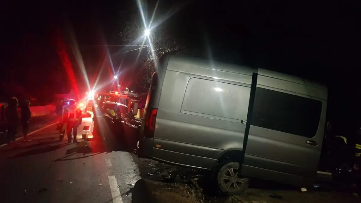 microbuz cu 37 de muncitori implicat intr un accident in judetul prahova
