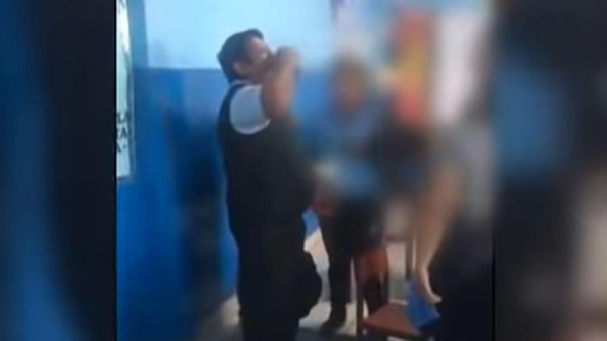 imagini inedite surprinse intr o scoala un profesor bea alcool impreuna cu elevii sai chiar in