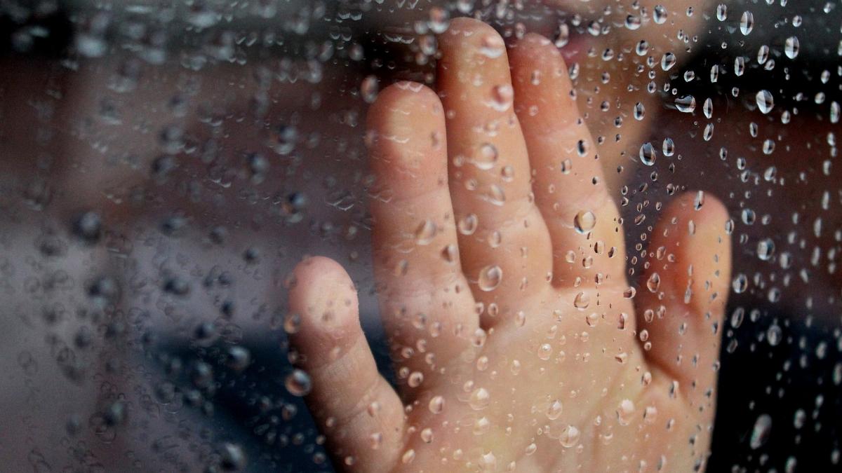 maricica isi crestea singura cei trei copii dar adeseori obisnuia sa i incuie in casa si sa plece